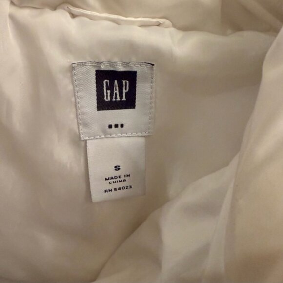 Gap womens puffer coat with fur trimmed hood. Size small - Picture 2 of 5